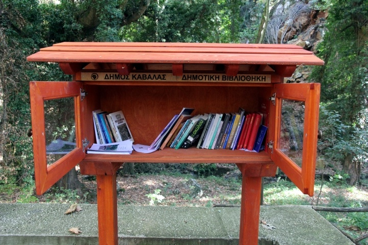 Bibliothek im Wald