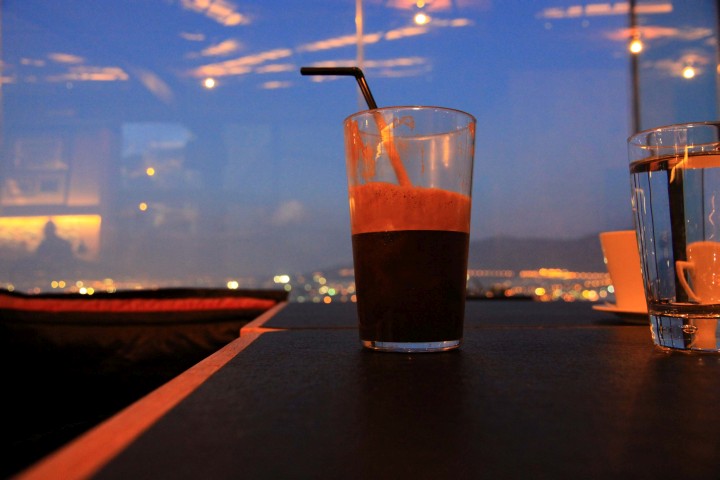 Frapp&eacute; zur blauen Stunde [Athen]