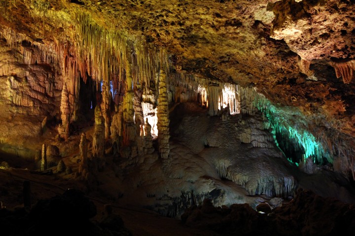 Tropfsteinh&ouml;le in bunt