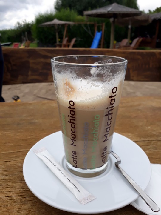Latte Macchiato in der Beach Bar