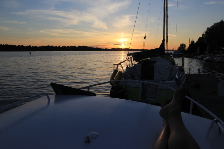 Tagebuchpflege im Sonnenuntergang