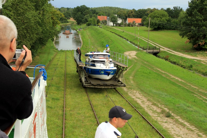 Mit dem Schiff &uuml;ber die Wiese