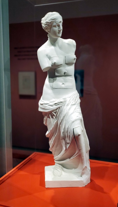 Venus von Milo mit Schubladen