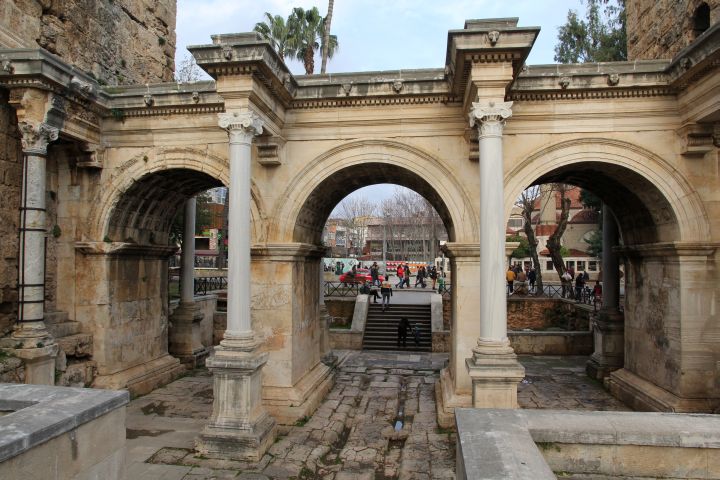 &Uuml;çkapılar (Drei Tore) 